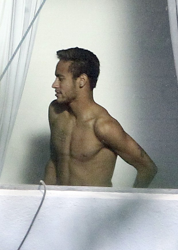 Neymar em bastidores de comercial em Barcelona, na Espanha (Foto: Grosby Group/ Agência)