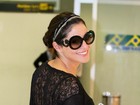 Carol Castro aparece sorridente em aeroporto do Rio