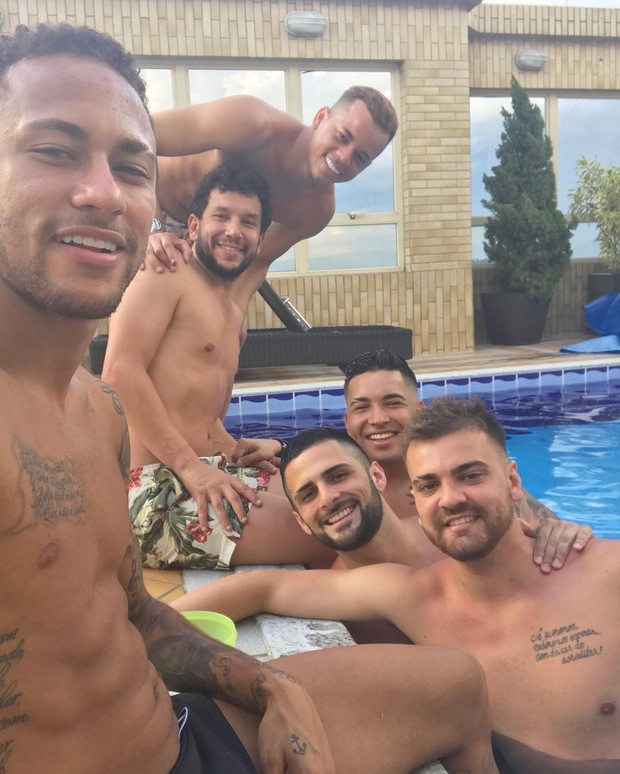 Neymar curte piscina com os brothers (Foto: Reprodução do Instagram)