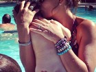 Juliana Paes posta foto de momento de carinho com os filhos na piscina