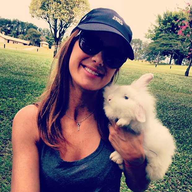 Ticiane Pinheiro posta foto com coelhinho (Foto: Instagram / Reprodução)