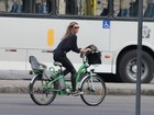 De calça justinha, Fernanda Lima anda de bicicleta no Rio