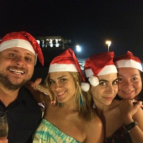 Produtor Leo Fuchs e Carolina Dieckmann com amigas em festa no Rio (Foto: Instagram/ Reprodução)