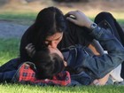 Atriz de 'Argo' troca carinhos com namorada em parque
