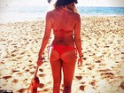 Biquíni cavadão: Ashley Tisdale exibe marquinha de sol no bumbum