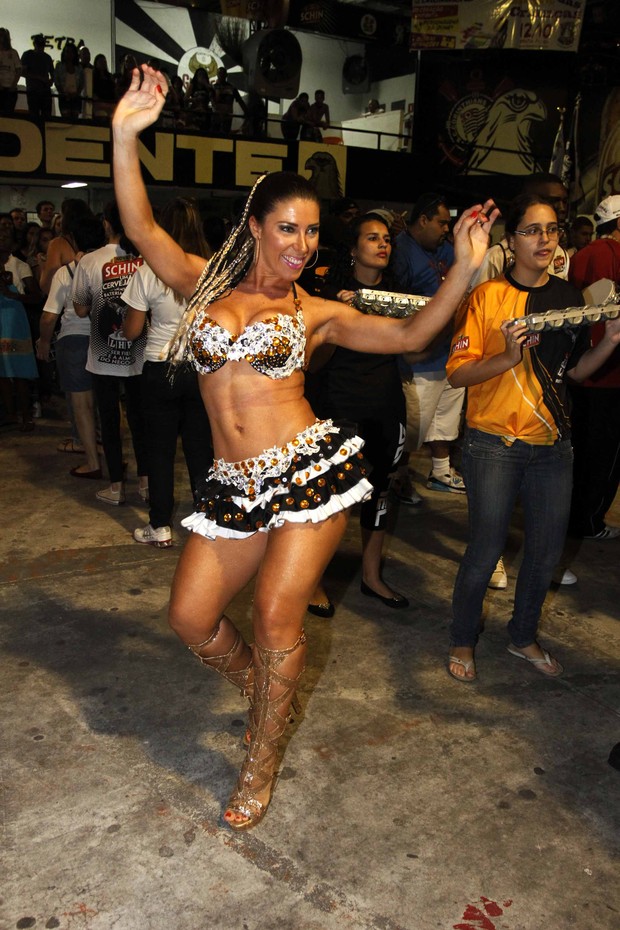 Tati Minerato cai no samba durante ensaio  (Foto: Paduardo/AgNews )