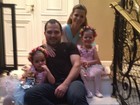 Pai babão: Luciano Camargo posta foto das filhas antes de apresentação