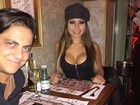Andressa Ferreira usa blusa decotada para jantar com Thammy Miranda