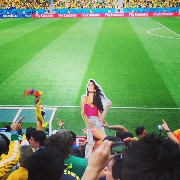 Fãs seguram cartaz de Bruna Marquezine no estádio (Foto: Instagram / Reprodução)