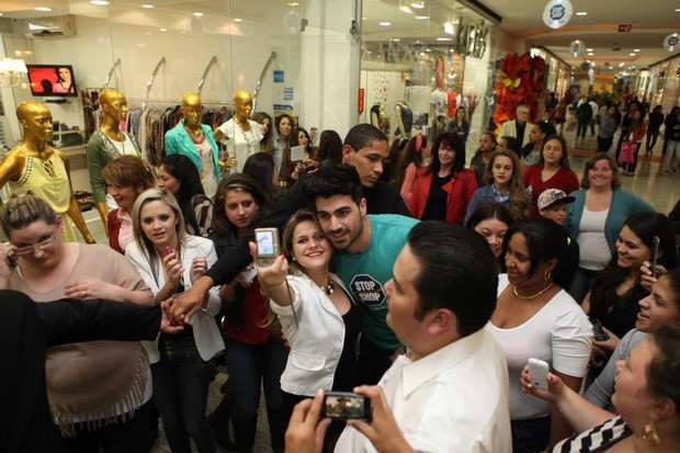 Rodrigão enloquece as fãs no Stop Shop (Foto: Divulgação)