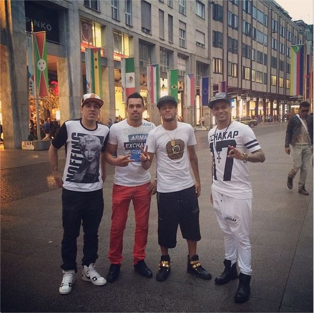 Neymar com os amigos (Foto: Instagram)
