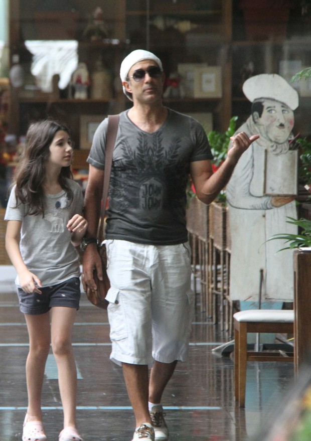 Marcos Pasquim com a filha no shopping (Foto: Daniel Delmiro / AgNews)