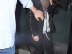 Selena Gomez esconde o rosto ao desembarcar em Los Angeles