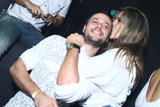 Anamara dá beijo carinhoso no empresário William Torres durante noitada em boate (Foto: Raphael Mesquita/Divulgação)