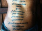 Amigo de Léo Santana tatua letra de música do Parangolé