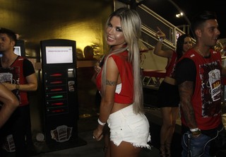 Ex-BBB Cacau em camarote no sambódromo do Anhembi, em São Paulo (Foto: Celso Tavares/ EGO)