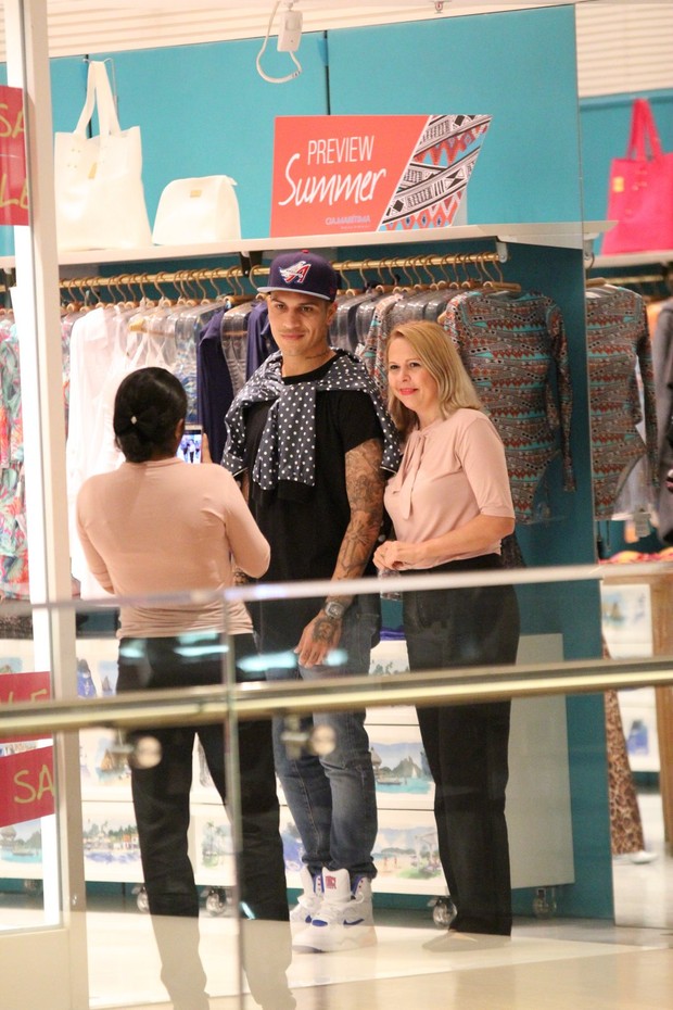 Paolo Guerrero leva a namorada para fazer compras no shopping (Foto: Fábio Moreno / AgNews)
