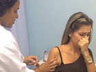 Ex-BBB Adriana grita e tampa o nariz ao tomar vacina