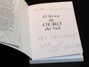 Val Marchiori faz dedicatória em livro para Narcisa Tamborindeguy (Foto: Léo Martinez/EGO)