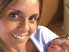 Mãe de Felipe Simas posa com a neta recém-nascida: 'Felicidade'