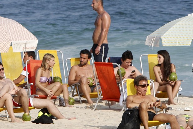 Fred na praia com amigos (Foto: Gil Rodrigues / Foto Rio News)