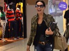Look do dia: de jaqueta militar, Carolina Ferraz  arrasa em aeroporto