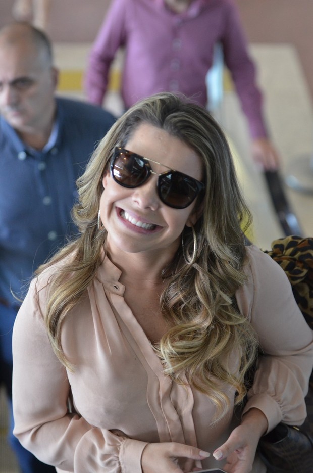 Fernanda Souza no aeroporto Santos Dumont (Foto: William Oda / AgNews)