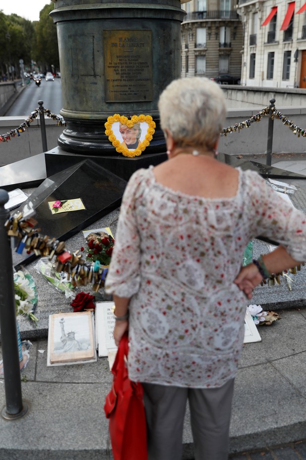 Mulher observa monumento Chama da Liberdade em Paris, próximo ao túnel onde Lady Diana sofreu o acidente em 1997 (Foto: Thomas SAMSON / AFP)