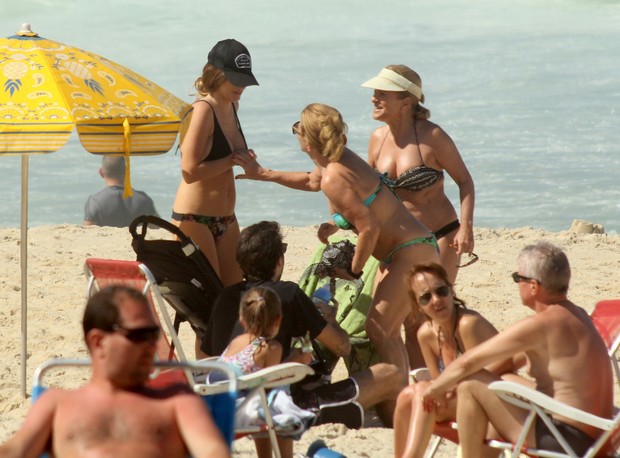  Erika Mader com o marido e a filha na praia do Leblon (Foto: J.Humberto \ AgNews)