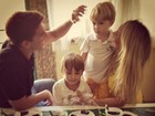 Danielle Winits posta foto com os filhos e o namorado: ‘Nossa família’