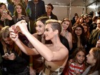 Katy Perry aparece com os cabelos curtinhos e platinados em premiação