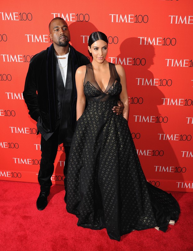 Kanye West e Kim Kardashian no tapete vermelho da festa da revista Time, nesta terça-feira, 21, em Nova York (Foto: Getty Image)