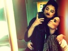 Selena Gomez acompanha Demi Lovato em visita a rehab, diz site