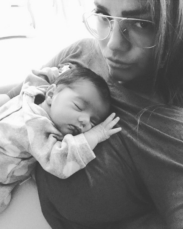 Kelly Key posa com o filho recém-nascido, Artur (Foto: Instagram/ Reprodução)