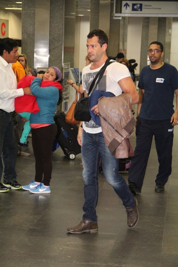 Malvino Salvador chega ao aeroporto (Foto: Rodrigo dos Anjos/Ag News)