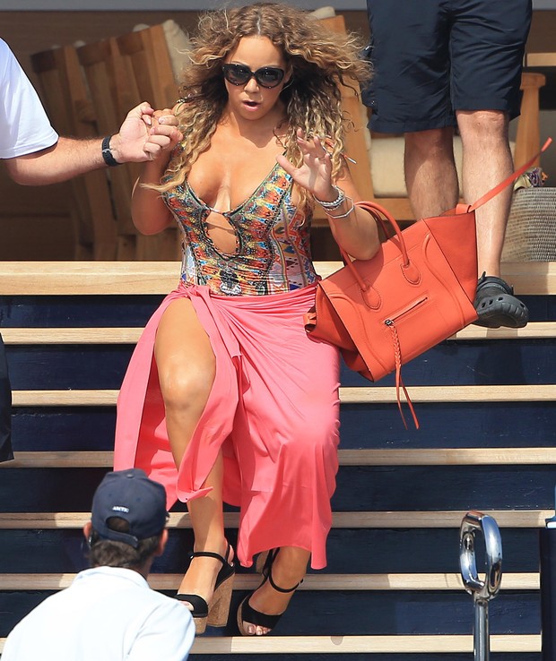 Mariah Carey quase cai em  Formentera, na Espanha (Foto: Grosby Group/ Agência)