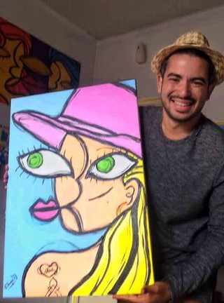 O artista plástico Diego Moura com o quadro de Lady Gaga (Foto: Divulgação/Um Dedo de Arte)