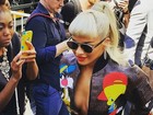 Rita Ora deixa o sutiã em casa durante a semana de moda de Nova York
