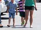 Britney Spears usa shortinho em dia de passeio com os filhos