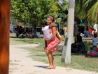 Juliana Alves se diverte em festa de criança na orla da Lagoa, no Rio