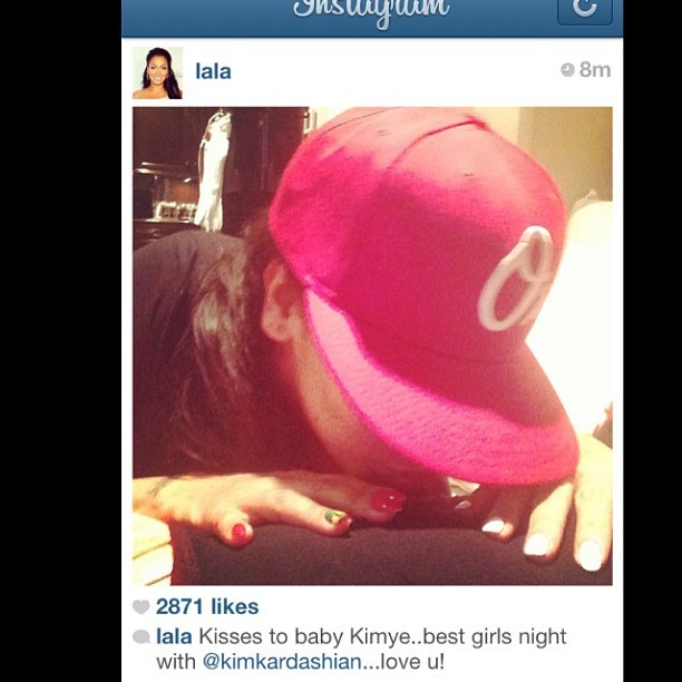 Amiga beija barriguinha de grávida de Kim Kardashian (Foto: Instagram)