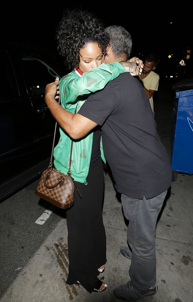 Rihanna abraça o pai (Foto:   Maciel/X17online.com)