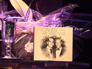 Detalhe da taça de prata e o CD de Cauby Peixoto em homenagem a Nat King Cole (Foto: Isac Luz/EGO)