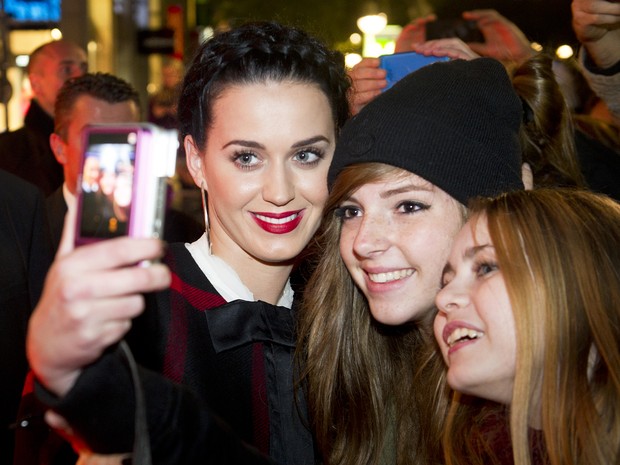 Katy Perry com fãs em lançamento de perfume em Berlim, na Alemanha (Foto: Agentur Gmbh/ Getty Images)