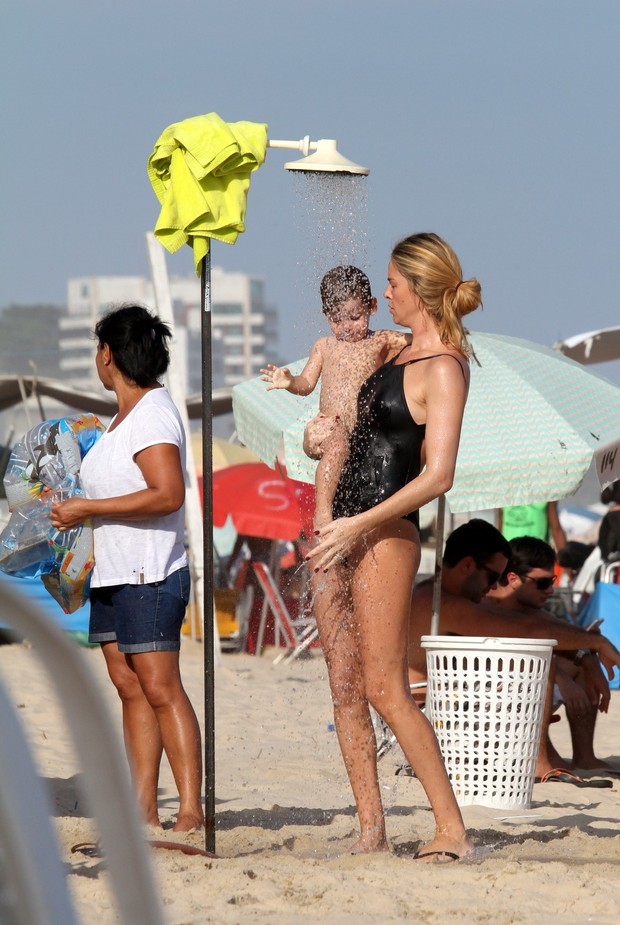 Leticia Birkheuer na praia (Foto: Wallace Barbosa/AgNews)