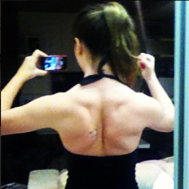 Laisa mostras as costas musculosas (Foto: Reprodução/Instagram)