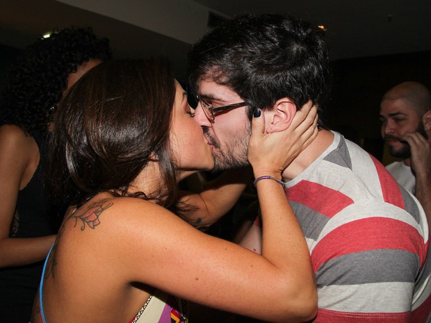 Priscila Sol beija o namorado, João Faria, após estreia de peça em São Paulo (Foto: Marcos Ribas/ Foto Rio News)