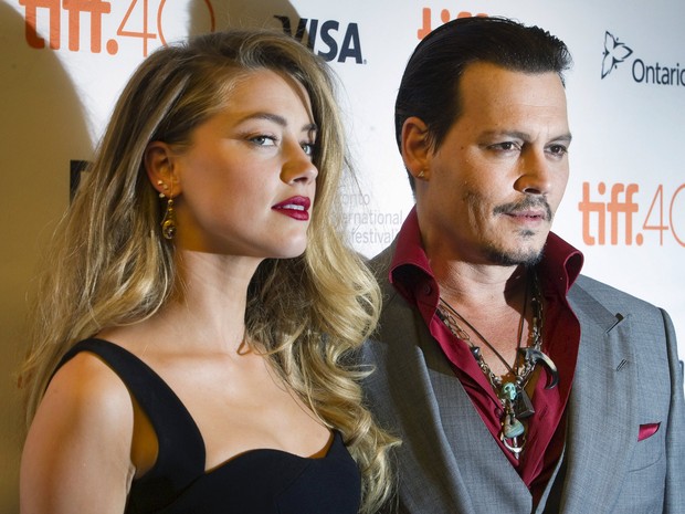 Johnny Depp e a mulher, Amber Heard, em festival de cinema em Toronto, no Canadá (Foto: Fred Thornhill/ Reuters)