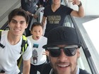 Neymar desembarca no Brasil ao lado de 'parças' e empresário