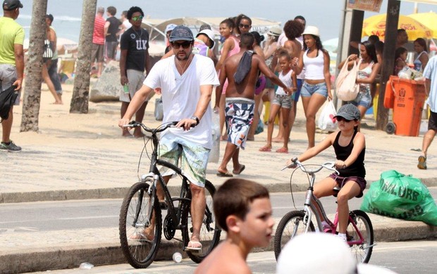 Marcelo Serrado andando de bicicleta no Rio (Foto: Andre Freitas  / Agnews)